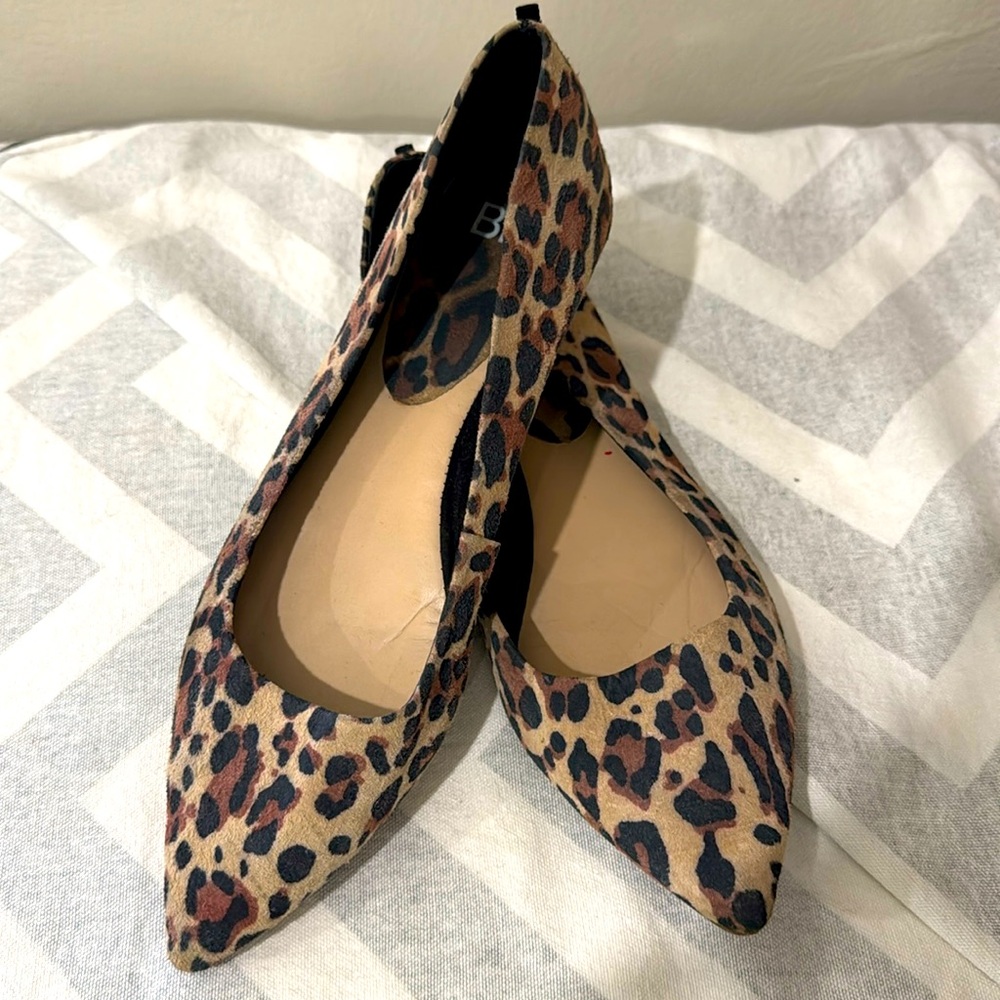 Women’s Pointed Suede Flats in a Jaguar style size 8 (brown/black)